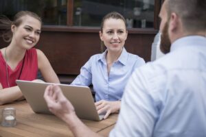 Associés d'une SARL accompagnés par un expert-comptable Adheo dans le Grand Est